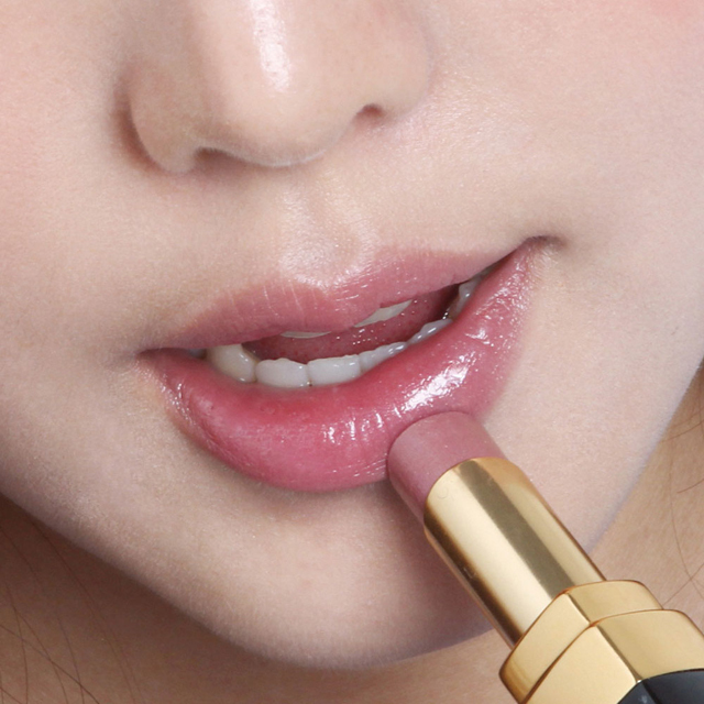 12. リップをON ／ベビーフェイスを演出するために唇本来の赤色と似たFを塗って完成させて。