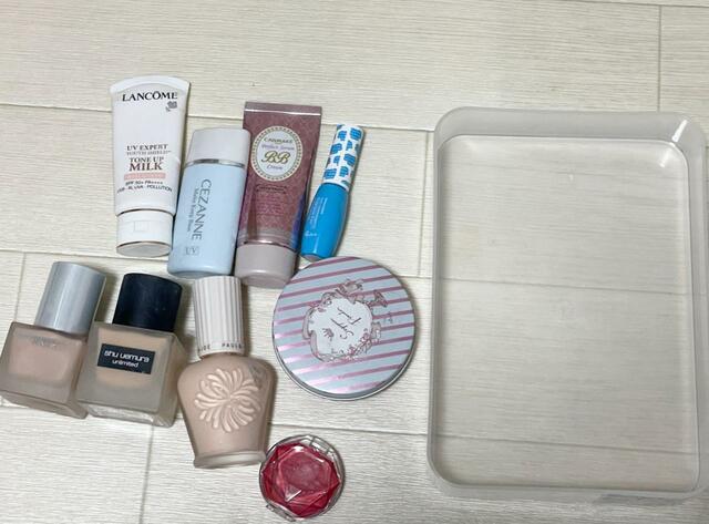 【ダイソー 積み重ね収納ボックス（浅型、15.2cm×21.5cm×4.3cm）】リキッドファンデや下地などを収納していきます