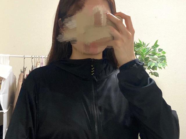 【ワークマン　長袖ライトフーディ】ファスナーはかなり上まで上げられます