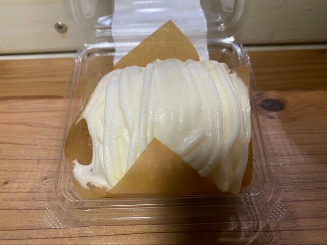 【LAWSON　Uchi Café×Milk MILKモンブランケーキ みるく＆バター】真っ白な見た目が美しい