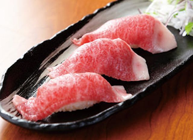 関西・焼肉の名店15／板前焼肉 一笑 靭本町本店（本町）　黒毛和牛にぎりすし（3貫） 1270円