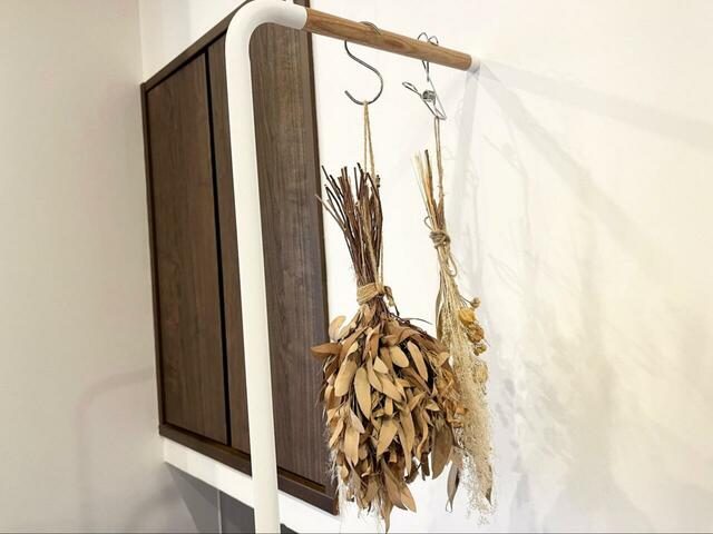 【山崎実業 tower スリムコートハンガー】シーズンオフ時はドライフラワーや観葉植物を吊り下げておくのもおすすめです♪