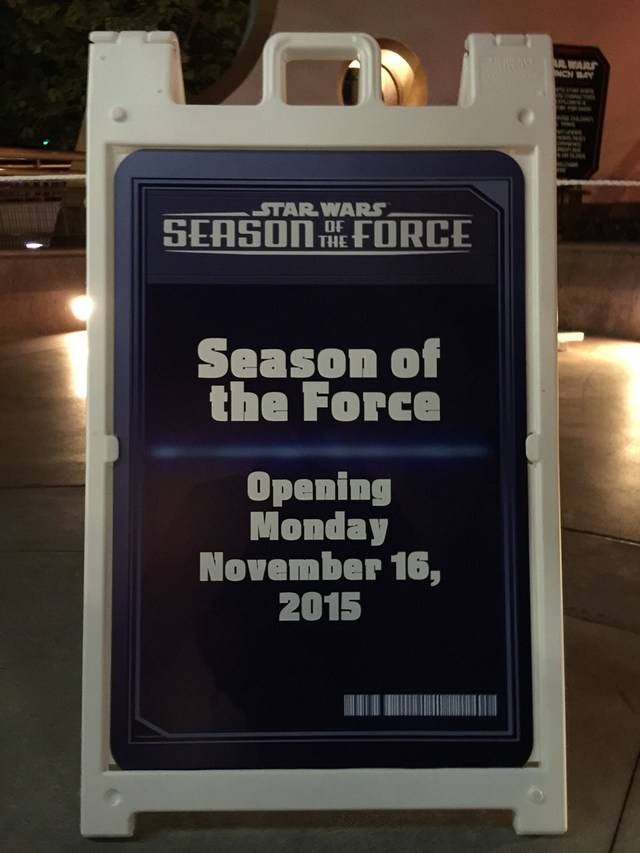 イベントスタート前にはこんな案内がトゥモローランドにありました