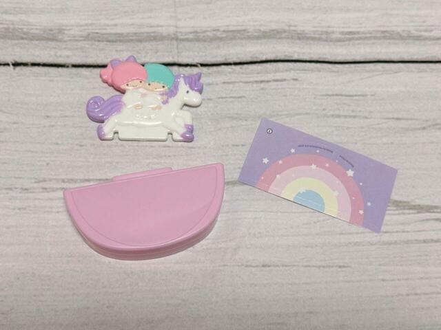 【サンリオ×マクドナルド ハッピーセット第一弾／リトルツインスターズ ゆめかわメモケース】自分で組み立てたりシールを貼ったりして完成させる仕様です