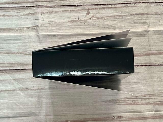 ブックに内蔵されているボックスの中にトートバッグが入っています