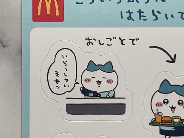 レジで笑顔で接客するハチワレ。マクドナルドに毎日通いたくなるほどのかわいさです！