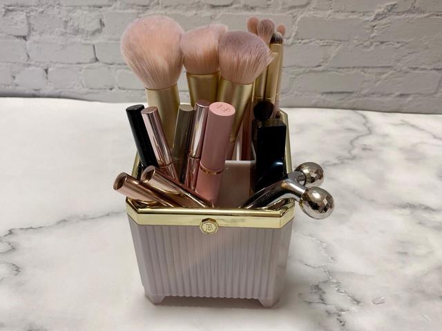 『THREEPPY（スリーピー）』仕切りが多いので、細いブラシもバラバラになりません