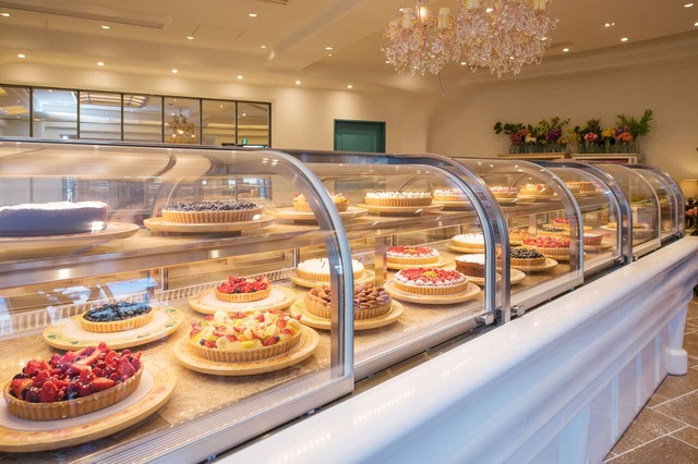【キル フェ ボン】店内中央に設置した大きなショーケースには、彩り豊かなタルトが常時20種類ほど並ぶキル フェ ボン