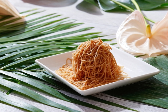 しぼりたてモンブランを提供【トロピカルフルーツシャワー スイーツブッフェ】