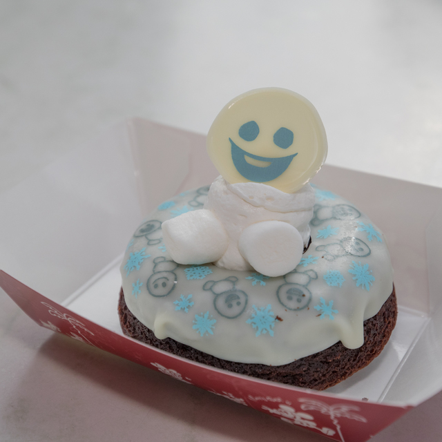 ベイクドチョコレートドーナツ｜東京ディズニーランド 2016年「アナとエルサのフローズンファンタジー」｜撮影：YOSHI