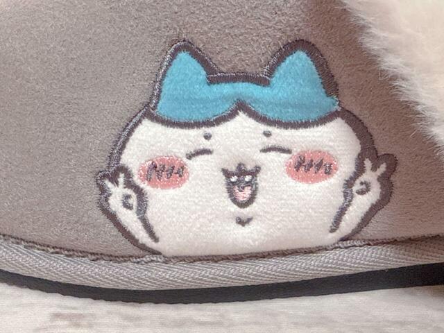 スウェード調の生地にハチワレのアップリケがかわいい♪