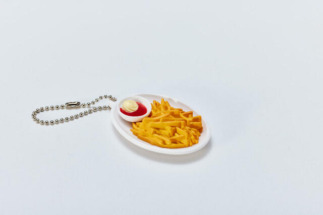 「カリカリポテト(ミニチュアチャーム)」<サイズ:約H46mm×W30mm×D10mm>【ココスの人気メニューが“カプセルトイ”に!本物そっくりな「ミニチュアチャームコレクション」発売】