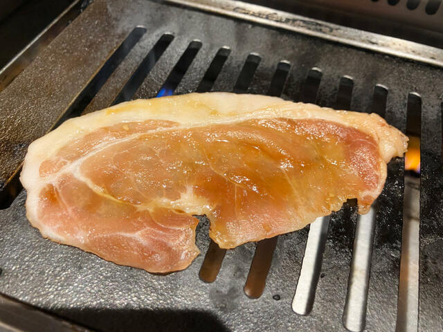 神戸ポークは、ロースターにドーンと広がる大判！