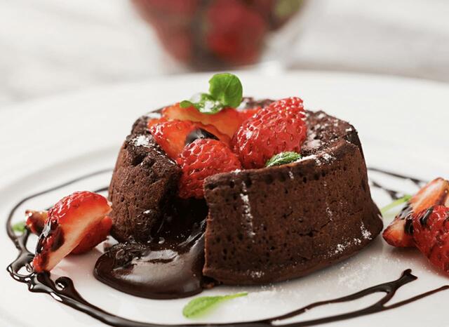 〈Kitchen macaroni〉「こぼれ苺のフォンダンショコラ」（880円）