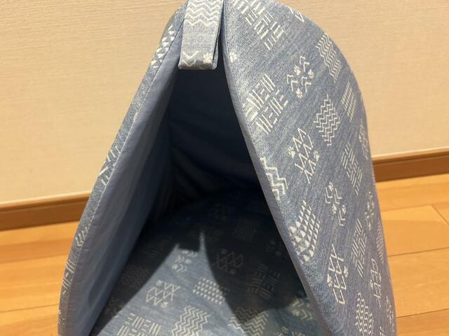 【ニトリ ペットベッド】持ち運びも簡単な取手付きです