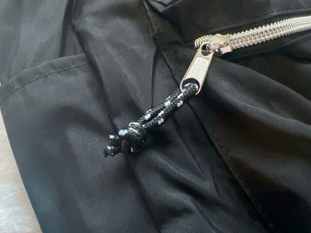 ファスナーチャームもアウトドアテイストでかわいい♪