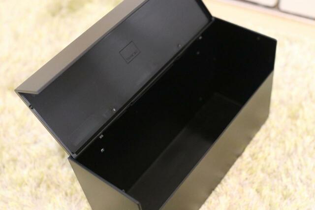 【山崎実業Tower ウォールペーパーホルダー】蓋の裏に目立たないほどのロゴが