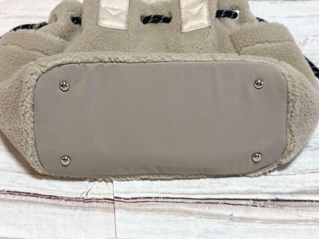 底部には底板入り&底鋲付きなのがうれしいポイント!