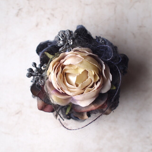 【一点物】ブーケブローチ_鉄紺(α)／装花草庵/sou-an／3,500円