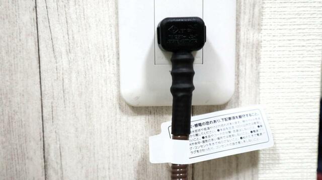 【NYANTA CLUB 遠赤外線ホッとヒーター 猫鍋】プラグがコンパクトなのが嬉しい