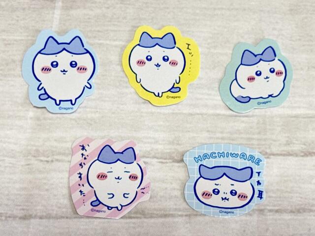 【ちいかわ×DAISO限定デザイン】「フレークシール ちいかわ」ハチワレはこちらの5種類がラインナップ。人気の香箱座りも登場！