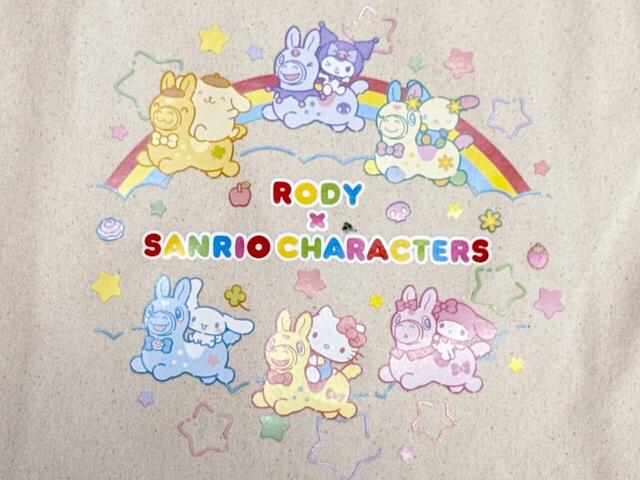 フロントにサンリオキャラクターズがロディに乗せてもらっているアートプリント入り【しまむら パスケース付きトートバッグ(RODY×SANRIO CHARACTERS)】