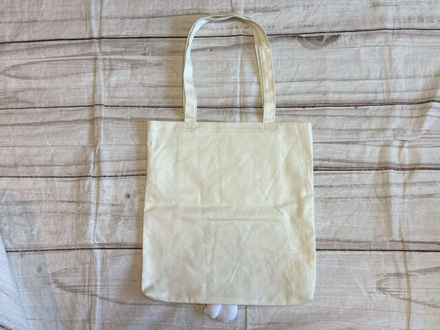 背面は装飾がないシンプルなデザイン