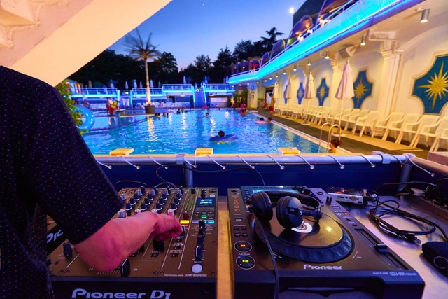 【ホテルニューオータニ（東京）・GARDEN POOL】ミッドナイトプールはDJがプロデュースした音楽つき