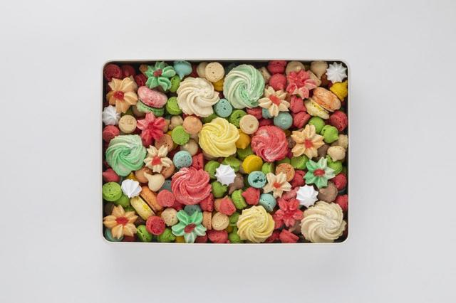 フタを開けると色とりどりの洋菓子が登場！