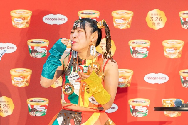 【ハーゲンダッツ】「おだんごやイヤリング全身ぜーんぶデコレーションズカラーにしてきたよ。」と渾身のファッションをアピール