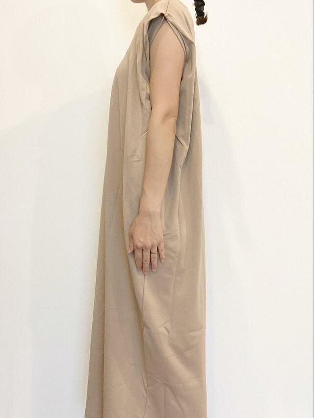 【AMERICAN HOLIC ショルダータックワンピース】カラーはブラック、モカ、ネイビーの3展開。モカは落ち着いた印象ながら涼しげな軽やかさもあります◎