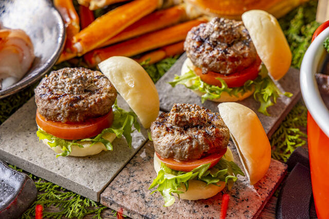 「北海道牛のハンバーガー 十勝マッシュルームソース」＜期間：2025年3月1日〜4月30日＞【「札幌農学校」の北海道チーズタルトもビュッフェに登場！北海道グルメといちごスイーツが楽しめるビュッフェ開催！】　