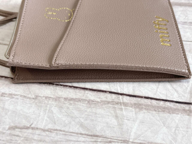 横マチ付きなので想像以上にモノが入ります！