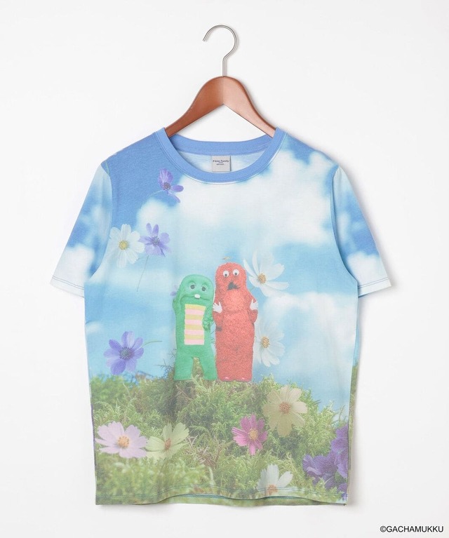 【「niko and ...」×「P-kies Family」】「シュールフォトTEE」5,500円/お花畑にいるデザイン