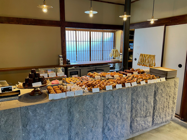 【Think】店内にはおいしそうなパンとケーキがディスプレイされていた