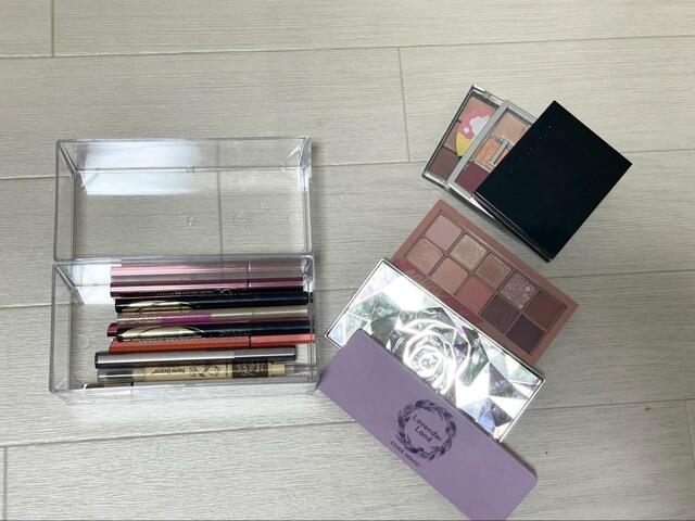 【ダイソー PSクリアケース（2個入、5.5cm×8cm×16cm）】アイライナーとパレットアイシャドウを収納します