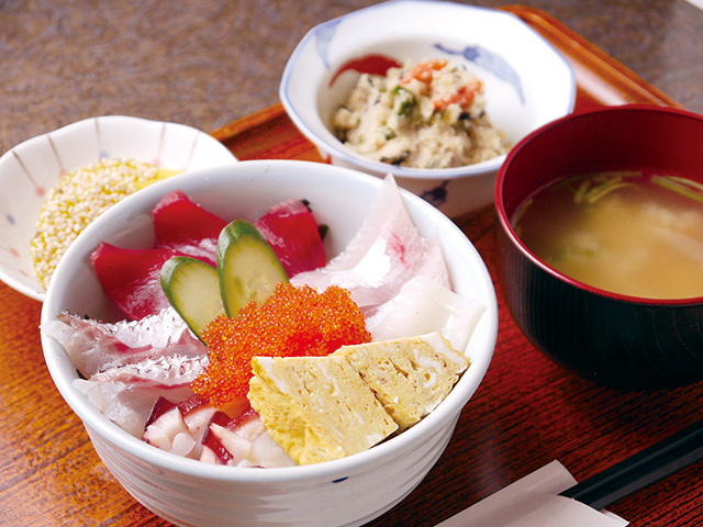 まるや 海鮮丼 980円 様々な旬の魚介をたっぷりと味わえる人気の丼。