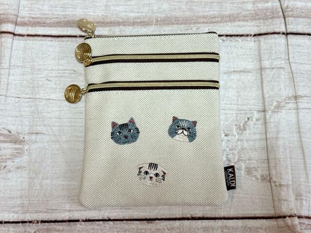 【カルディ ネコの日バッグ プレミアム／オリジナル 3段マルチポーチ】サイズは約縦17×横14cm。背面は無地のシンプルなデザインです