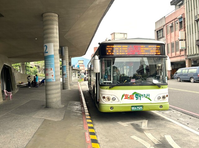 【台湾食べ歩きの旅 #9】台鉄の蘇澳駅のすぐそばにある「蘇澳バスターミナル」には３つのバス停があり、ほぼ定刻通りにバスが到着する