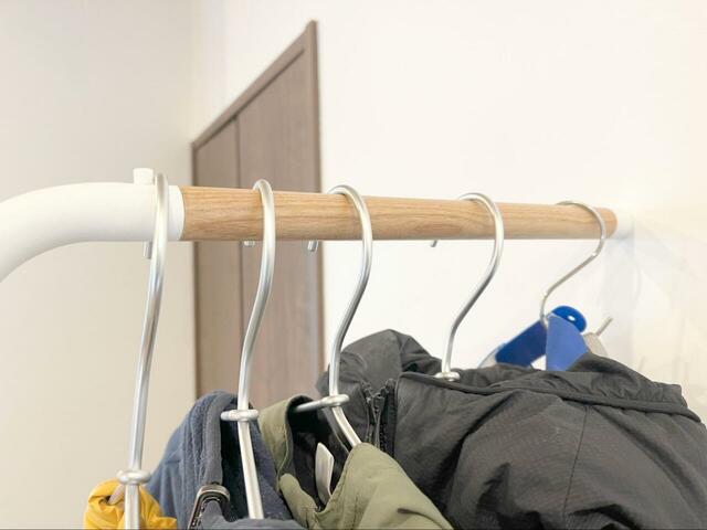 【山崎実業 tower スリムコートハンガー】薄手のものなら6〜7着はかけられそう！