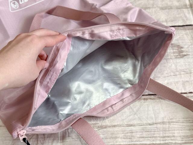 内側はポケットなどがないシンプルな作り