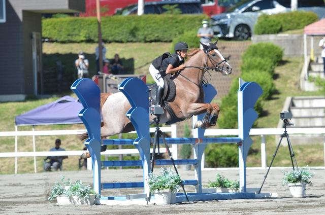 手綱で馬を導き障害物を越えていく様は、子どもたちとはいえ勇ましさを感じさせ