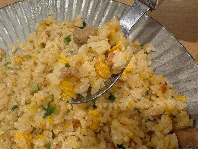 【ロピア どデカ盛り炒飯】アップで見ると、卵の黄色やネギの緑がきれいに映えています!シンプルながら食欲をそそる見た目です◎