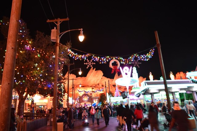 夜のラジエータースプリングス