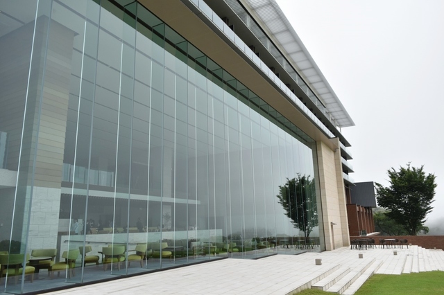 ガラス張りのホテルはどこからも絶景が見える