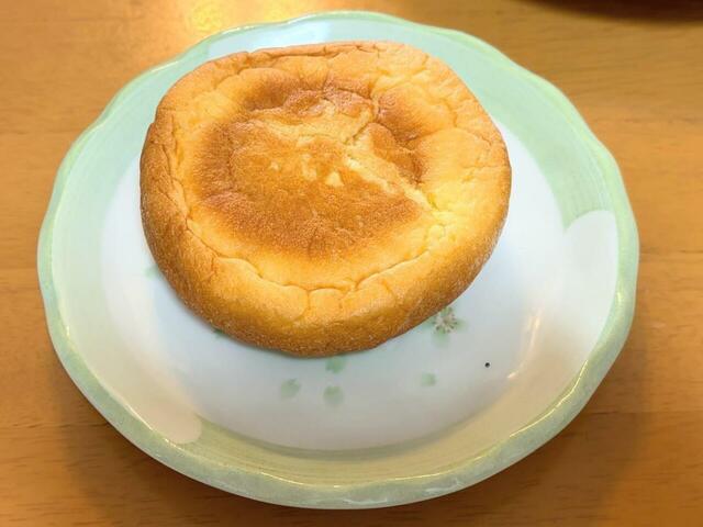 【シャトレーゼ あんブリオッシュ】パンの裏面もしっかりと焼き目がついています