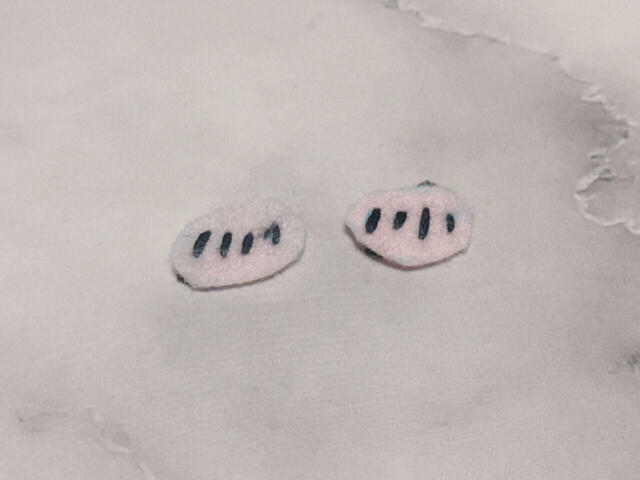 ほっぺもフェルトで作成します。刺繍もあるので細かい作業…！