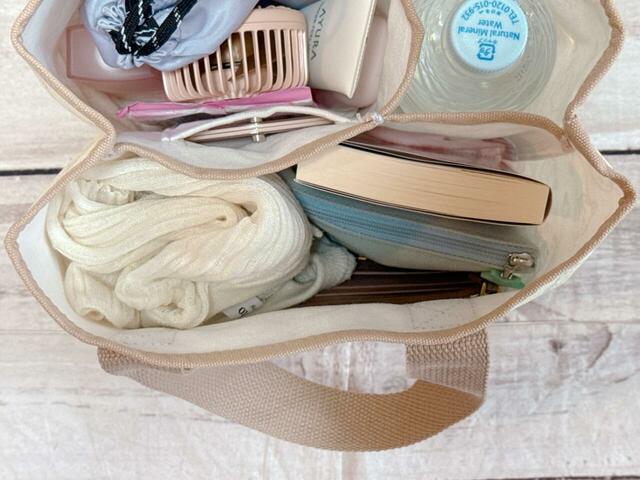 文庫本はもちろん、薄手のカーディガンも入りました！