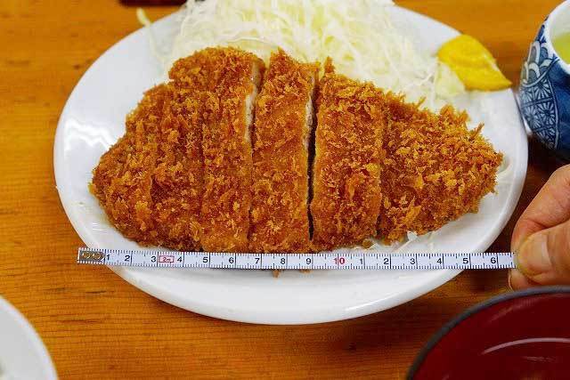 「とんかつ いちかつ」　ロースかつ定食　幅は約16cm