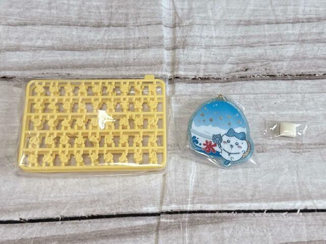 いざ開封！中身はアクリルプレート、文字パーツランナー、ガム（ソーダ味）